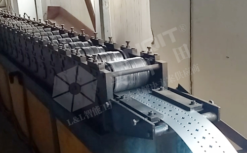 钣金滑轨材料经过冲孔进入冷弯机 钣金滑轨材料经过冲孔进入冷弯机