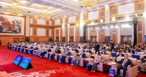 荣膺“履行社会责任杰出企业”与“履行社会责任杰出人物”双项大奖2